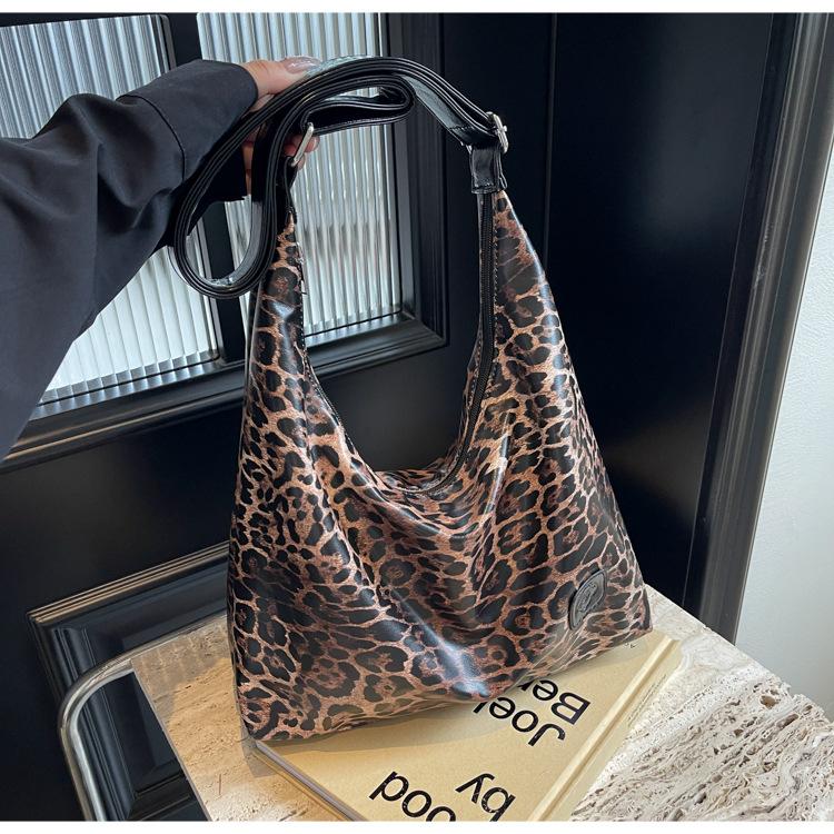 Жіноча сумка великої місткості з леопардовим принтом 2024, новинка осені та зими, універсальна повсякденна сумка через плече, робоча сумка для пельменів темно-коричневого кольору
Жіноча сумка великої місткості з леопардовим принтом 2024, новинка осені та зими, універсальна повсякденна сумка через плече, робоча сумка для пельменів темно-коричневого кольору