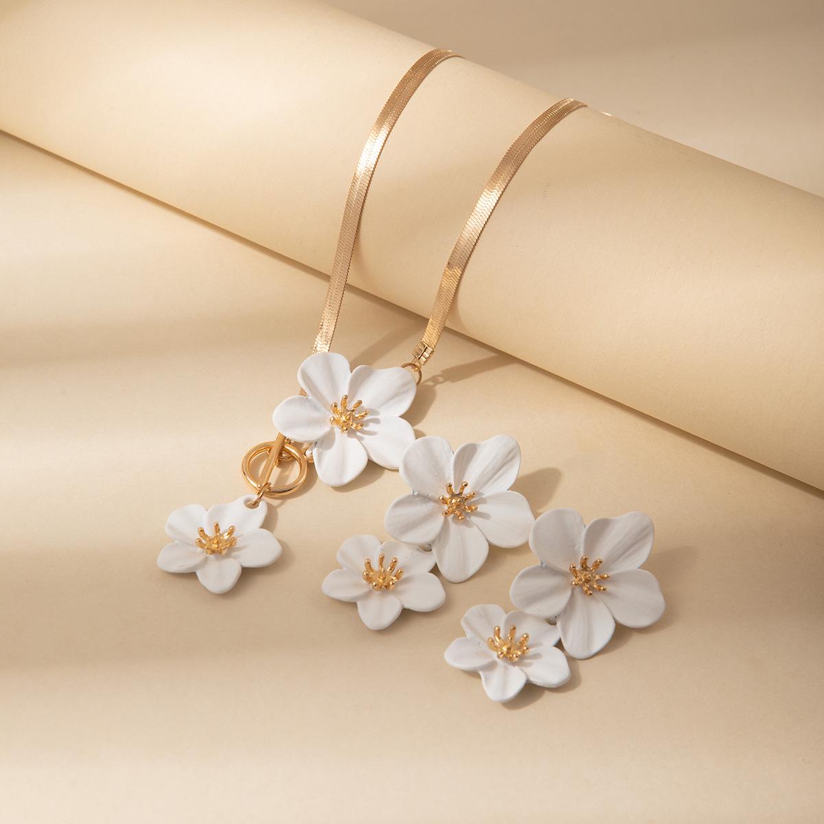 Exaggerated Retro Metal Flower Necklace & Earring Set – European & American Style with Niche Snake Bone Chain
Exaggerated Retro Metal Flower Necklace & Earring Set – European & American Style with Niche Snake Bone Chain