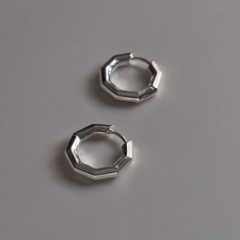 Retro Hexagonal Ear Buckle Glossy Silver Niche Design Unisex INS Personality Versatile Vein Circle Daily Ear Jewelry
Retro Hexagonal Ear Buckle Glossy Silver Niche Design Unisex INS Personality Versatile Vein Circle Daily Ear Jewelry