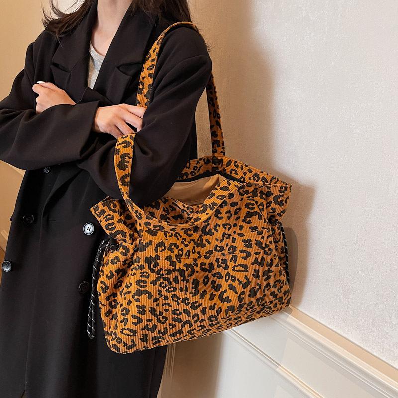 New large-capacity women s bag leopard print canvas shopping bag 25 years spring and summer versatile shoulder tote big bag one size fits all хакі
New large-capacity women s bag leopard print canvas shopping bag 25 years spring and summer versatile shoulder tote big bag one size fits all хакі