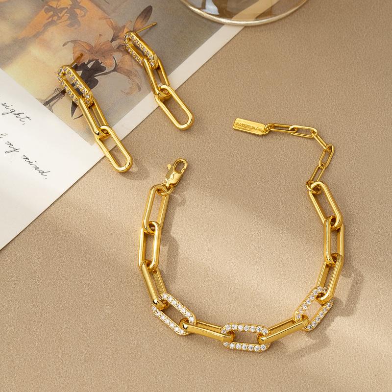 European and American personality exaggerated hand jewelry light luxury niche versatile earrings
European and American personality exaggerated hand jewelry light luxury niche versatile earrings