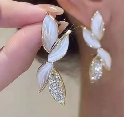 Korean temperament super fairy versatile leaf stud earrings flash diamond leaves long Shu light luxury earrings білий
Korean temperament super fairy versatile leaf stud earrings flash diamond leaves long Shu light luxury earrings білий