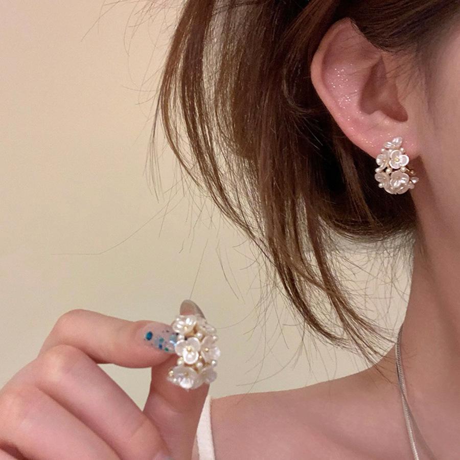 C-shaped flower pearl stud earrings exquisite high-end earrings light luxury fashion elegant temperament earrings women
C-shaped flower pearl stud earrings exquisite high-end earrings light luxury fashion elegant temperament earrings women