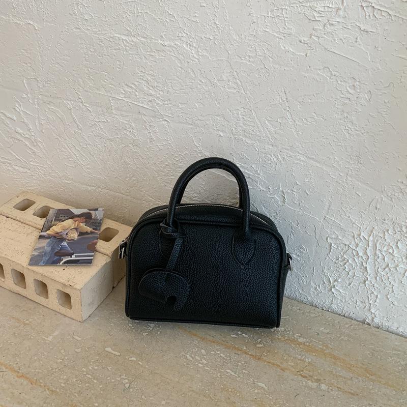Soft Textured Mini Boston Bag With Elephant Charm Korean Style Top-handle Satchel Versatile Crossbody Shoulder Bag For Daily Use чорний
Soft Textured Mini Boston Bag With Elephant Charm Korean Style Top-handle Satchel Versatile Crossbody Shoulder Bag For Daily Use чорний