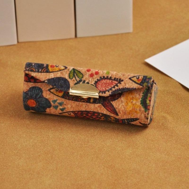 Jewelry Case Mini Organizer Portable Protective Storage Cork Lipstick Holder Travel Souvenir Box Personal Daily Use Accessory 8.5x3x3cm
Jewelry Case Mini Organizer Portable Protective Storage Cork Lipstick Holder Travel Souvenir Box Personal Daily Use Accessory 8.5x3x3cm