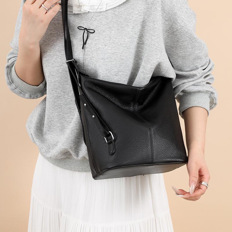 Genuine Leather Bucket Bag Women Shoulder Crossbody Bags Fashion Female Messenger Tote Sac Luxury Soft Cow Leather Handbags 20cm 14cm 24cm
Genuine Leather Bucket Bag Women Shoulder Crossbody Bags Fashion Female Messenger Tote Sac Luxury Soft Cow Leather Handbags 20cm 14cm 24cm