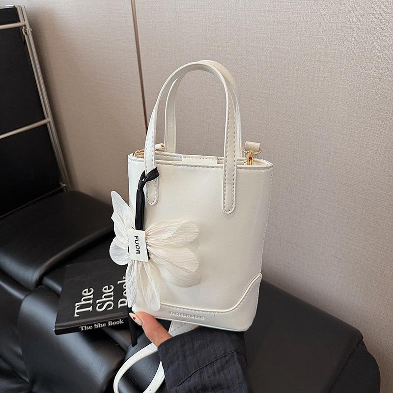Niche design portable bucket bag women s summer new high-end flower single shoulder crossbody білий
Niche design portable bucket bag women s summer new high-end flower single shoulder crossbody білий