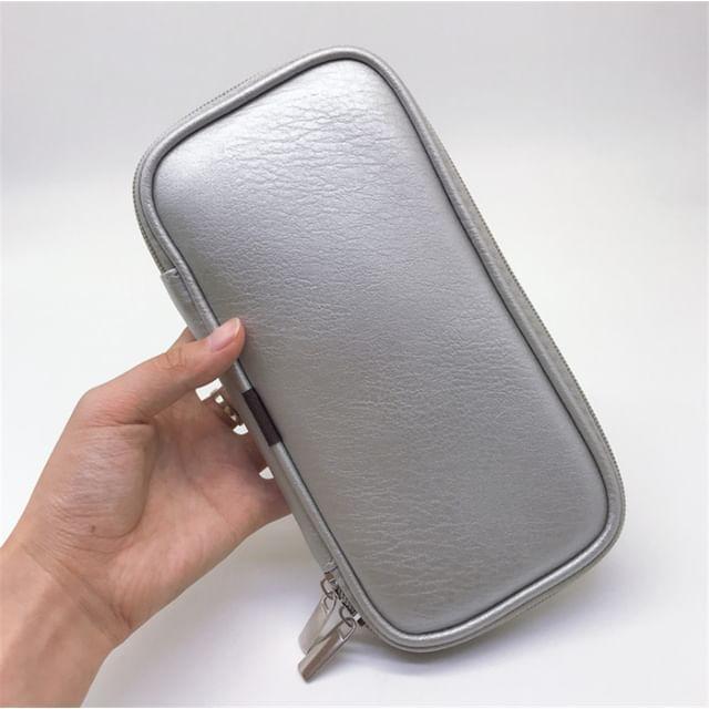 Beautrend - Makeup Brush Pouch Black & Silver
Beautrend - Makeup Brush Pouch Black & Silver