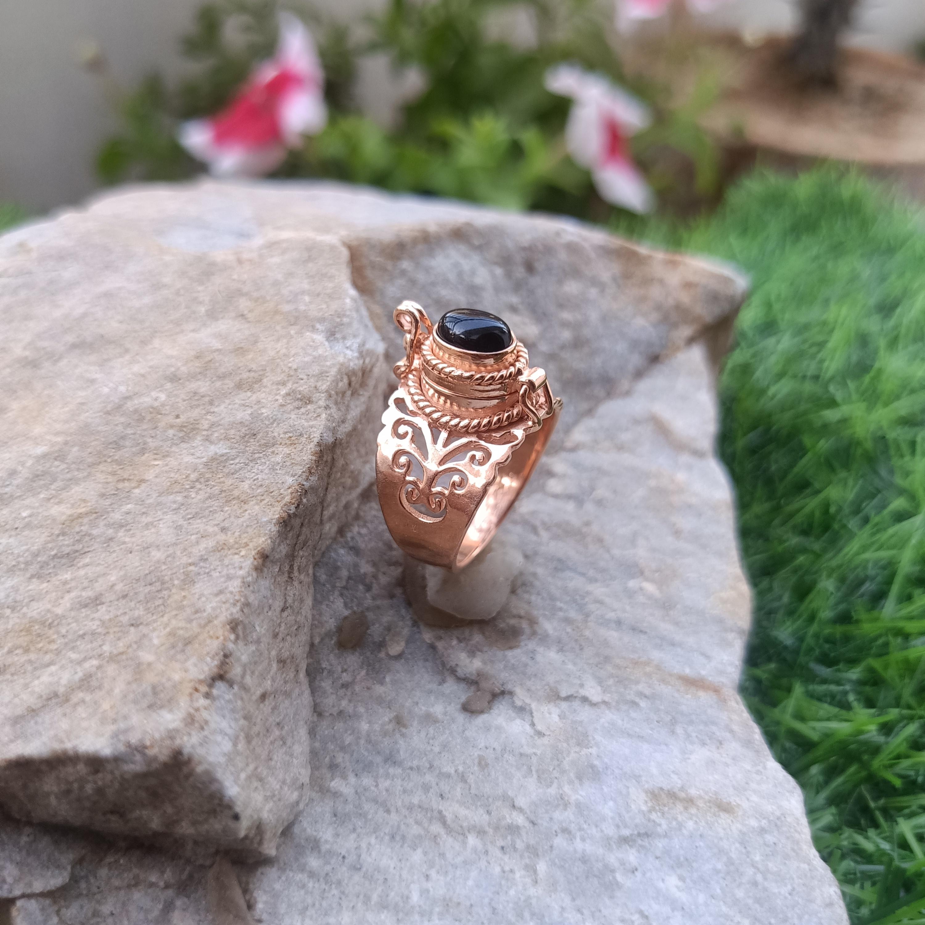 Black Onyx Gemstone Poison Ring, Handmade Rose Gold Poison Ring, Secret Compartment Poison Pill Box Ring , Medicine Ring, Mather Day Gift , 6 чорний
Black Onyx Gemstone Poison Ring, Handmade Rose Gold Poison Ring, Secret Compartment Poison Pill Box Ring , Medicine Ring, Mather Day Gift , 6 чорний