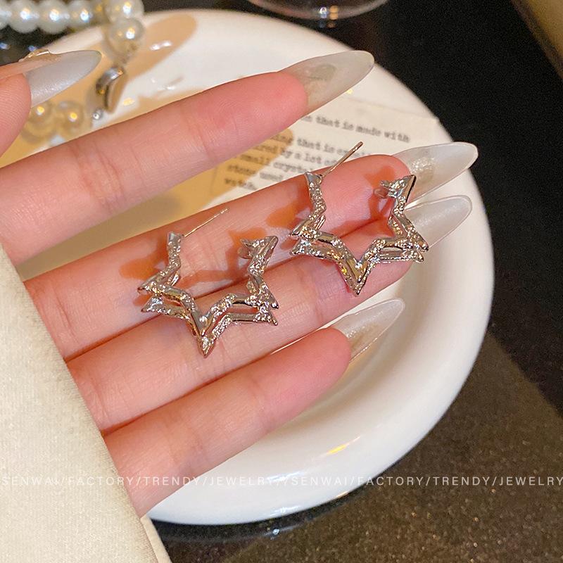 Fashion style hollow five-pointed star stud earrings women s light luxury unique earrings double-layer design earrings
Fashion style hollow five-pointed star stud earrings women s light luxury unique earrings double-layer design earrings