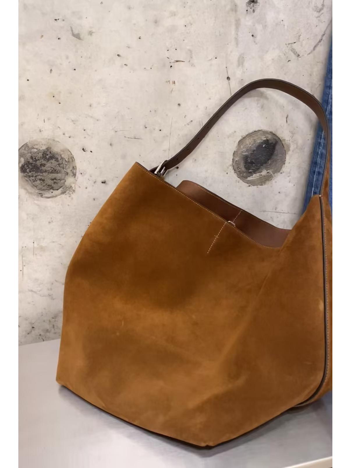 Ретро замшева шкіряна сумка-відро - Жіноча великої місткості сумка-тоут для поїздок на роботу з дизайном із матової коров ячої шкіри Medium 40*20*28
Ретро замшева шкіряна сумка-відро - Жіноча великої місткості сумка-тоут для поїздок на роботу з дизайном із матової коров ячої шкіри Medium 40*20*28