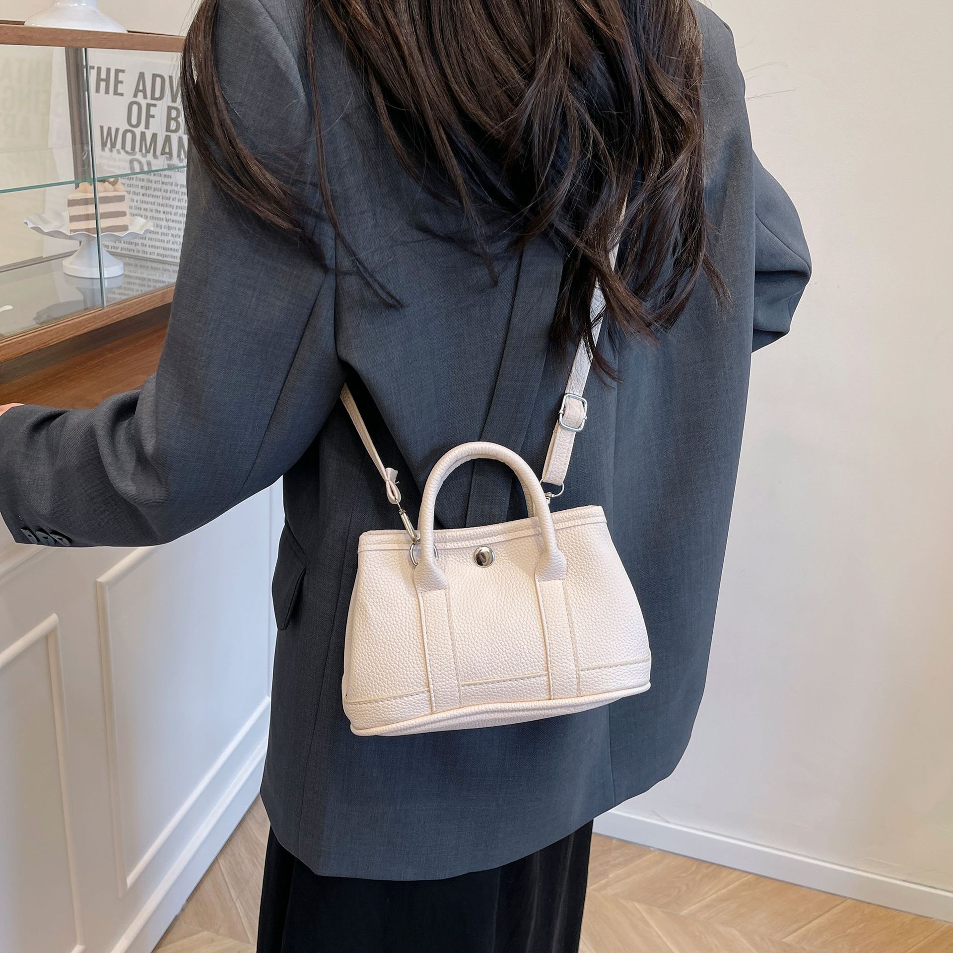 Korean portable bucket bag women s summer tide fashion small tote bag casual shoulder messenger bag белый
Korean portable bucket bag women s summer tide fashion small tote bag casual shoulder messenger bag белый