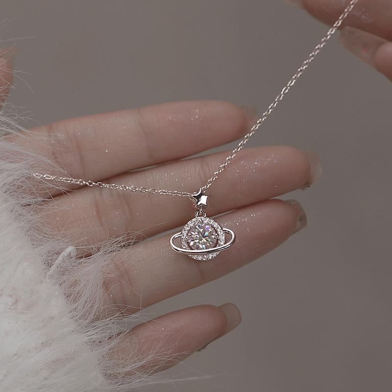 S925 Silver Planet Necklace for Women , French Designer Style , 1 Carat Moissanite Diamond Pendant with GRA Certificate 925 silver белый
S925 Silver Planet Necklace for Women , French Designer Style , 1 Carat Moissanite Diamond Pendant with GRA Certificate 925 silver белый