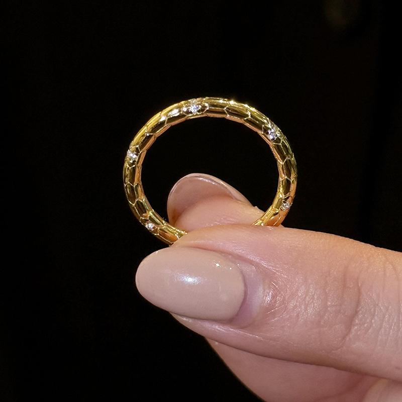 Zircon serpentine open ring 2025 new niche high-end index finger ring simple and versatile natal year jewelry
Zircon serpentine open ring 2025 new niche high-end index finger ring simple and versatile natal year jewelry