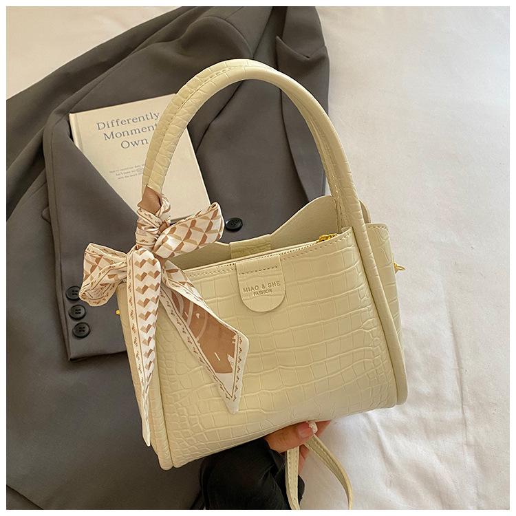 This year, the popular small bag lady 2025 new going out small bag high sense versatile shoulder messenger bucket bag
This year, the popular small bag lady 2025 new going out small bag high sense versatile shoulder messenger bucket bag