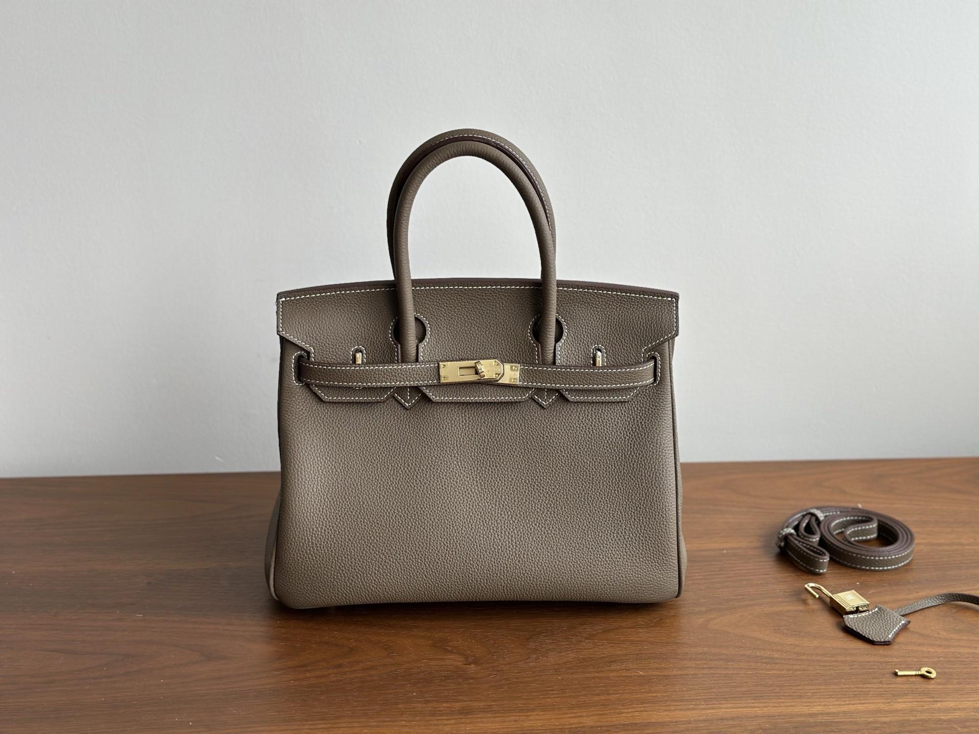 30cm Bronze Togo Leather Top Layer Cowhide Fashion High-End Large Capacity Handbag Single Shoulder Strap Womens Bag 30cm
30cm Bronze Togo Leather Top Layer Cowhide Fashion High-End Large Capacity Handbag Single Shoulder Strap Womens Bag 30cm