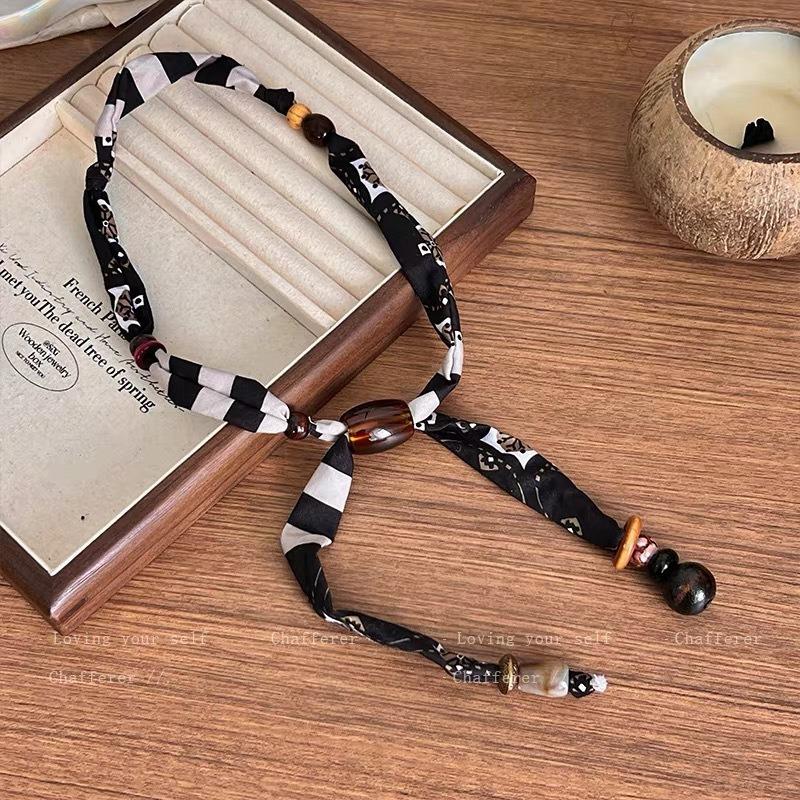 Retro Leopard Print Silk Scarf Necklace for Women - High-end, Luxurious, Niche, Small-sized Collar Chain Dark black and white
Retro Leopard Print Silk Scarf Necklace for Women - High-end, Luxurious, Niche, Small-sized Collar Chain Dark black and white
