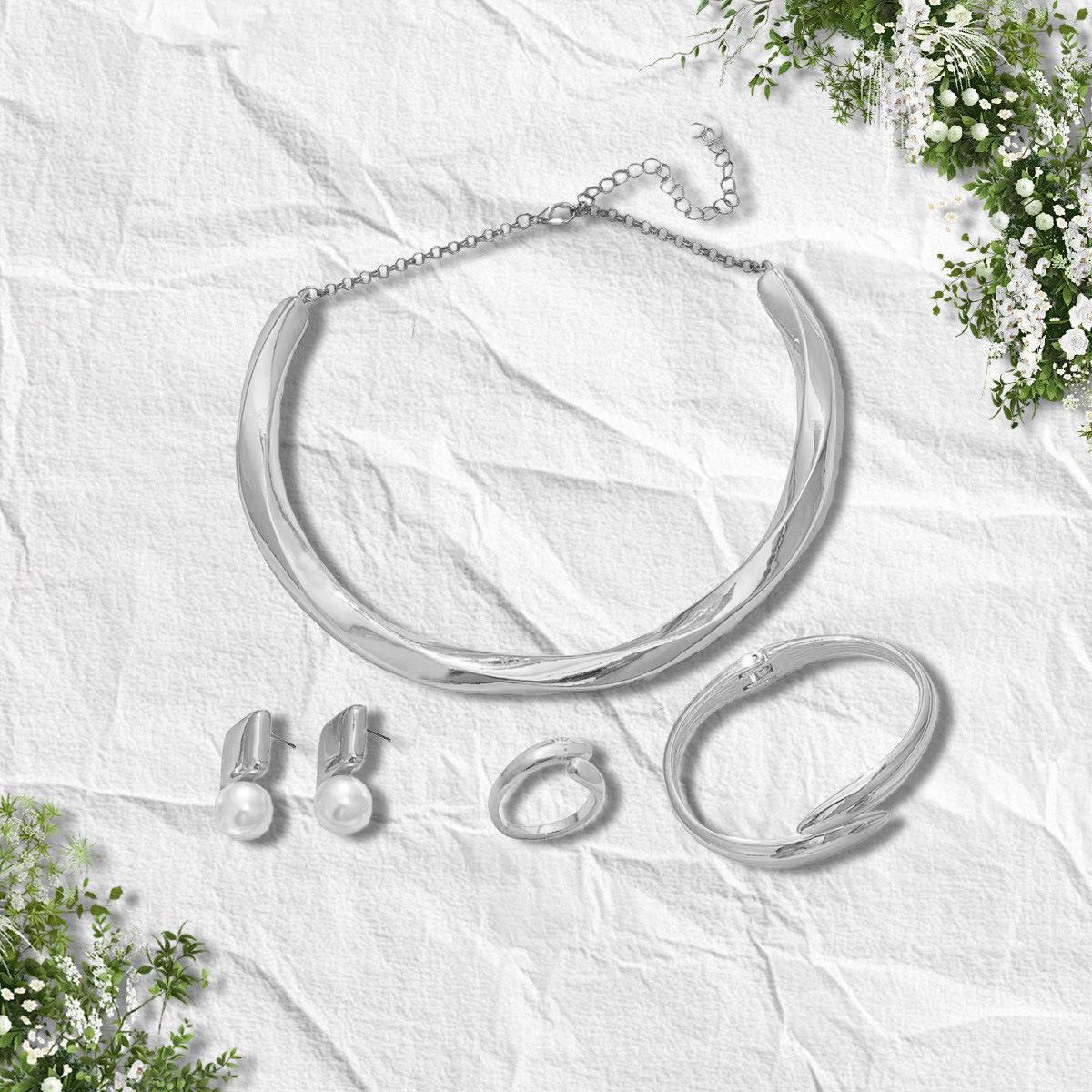 A set of jewelry necklaces, bracelets, rings, stud earrings, a set of new fashionable atmosphere and simple daily banquets for friends срібло сірий колір
A set of jewelry necklaces, bracelets, rings, stud earrings, a set of new fashionable atmosphere and simple daily banquets for friends срібло сірий колір