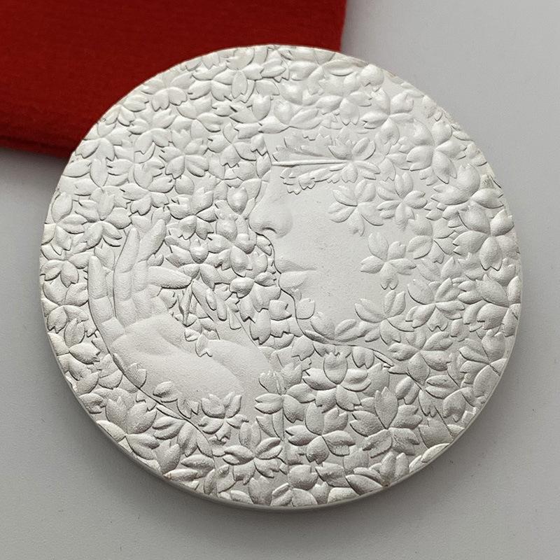 Japanese flower, cherry blossom goddess, gold-plated commemorative medal, paulownia pattern emblem, cherry blossom gold coin, coin
Japanese flower, cherry blossom goddess, gold-plated commemorative medal, paulownia pattern emblem, cherry blossom gold coin, coin