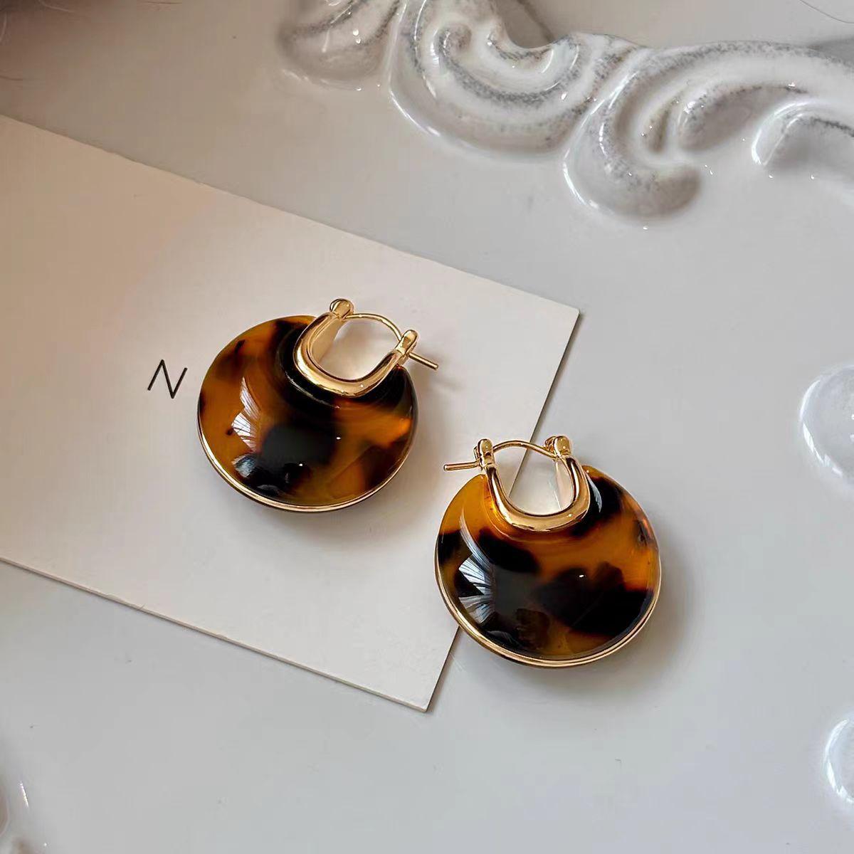 Retro Hong Kong style k electroplated amber ear buckle earrings women s high-end temperament earrings earrings personalized ear jewelry
Retro Hong Kong style k electroplated amber ear buckle earrings women s high-end temperament earrings earrings personalized ear jewelry