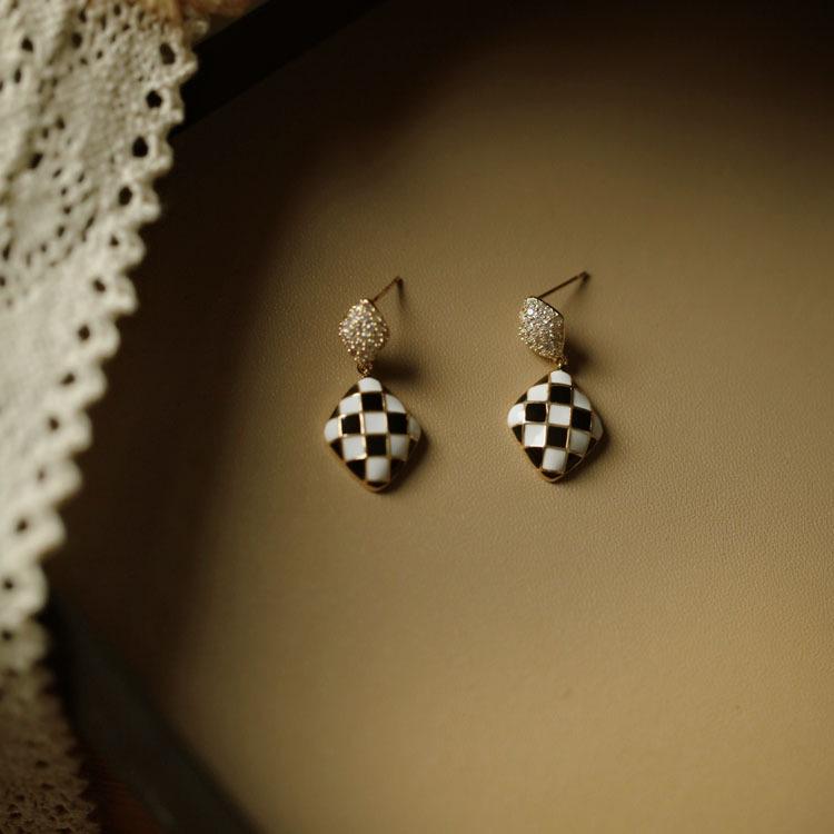 Trendy S925 Gold-Plated Sterling Silver Black & White Checkered Drop Earrings 925 Silver
Trendy S925 Gold-Plated Sterling Silver Black & White Checkered Drop Earrings 925 Silver