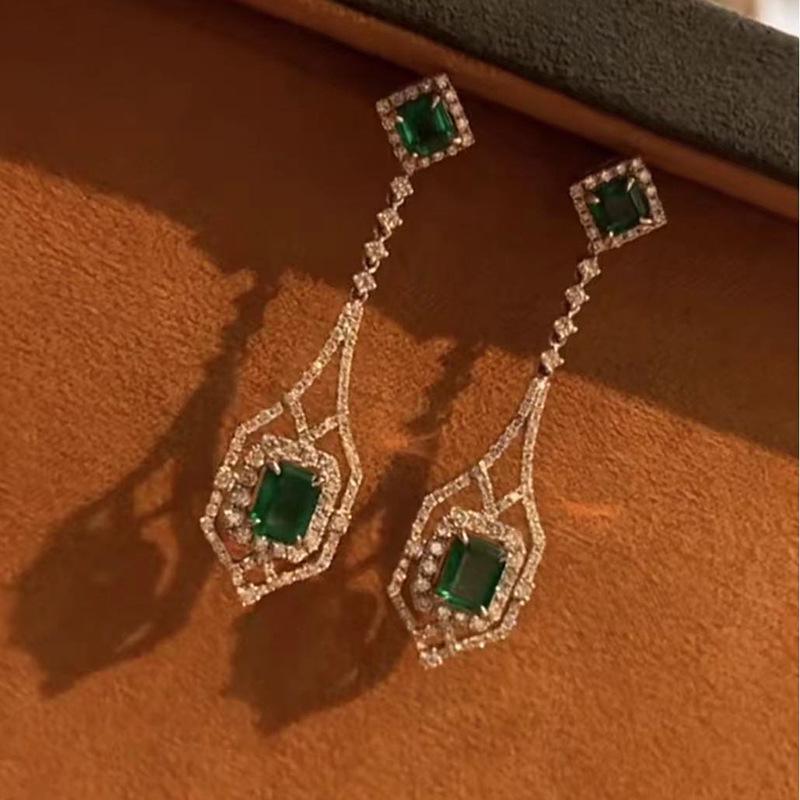 Xiancan 2023 S925 Silver 1 Carat Zircon & Green Diamond Stud Earrings: Fashionable European & American Style 925 Silver
Xiancan 2023 S925 Silver 1 Carat Zircon & Green Diamond Stud Earrings: Fashionable European & American Style 925 Silver