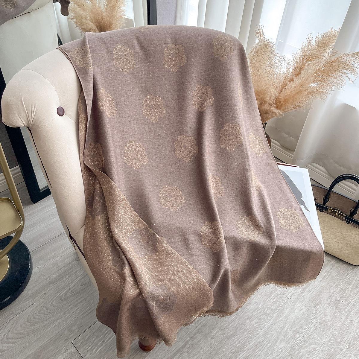 Amazon Популярный Улучшенный Чувственный Имитация Шелка Женский Солнцезащитный Шарф Тонкий Шелковый Шарф Камелия Золотой и Серебряный Шелковый Шарф 185*65