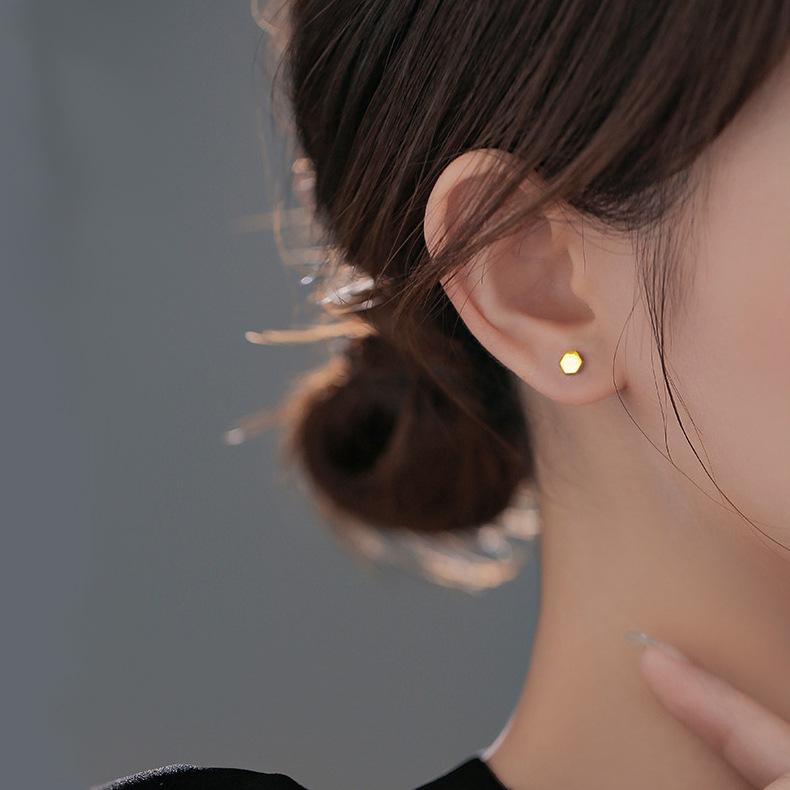 999 Pure Silver Black Stud Earrings for Women – Trendy Sleep-Free Niche Design 99% Silver
999 Pure Silver Black Stud Earrings for Women – Trendy Sleep-Free Niche Design 99% Silver