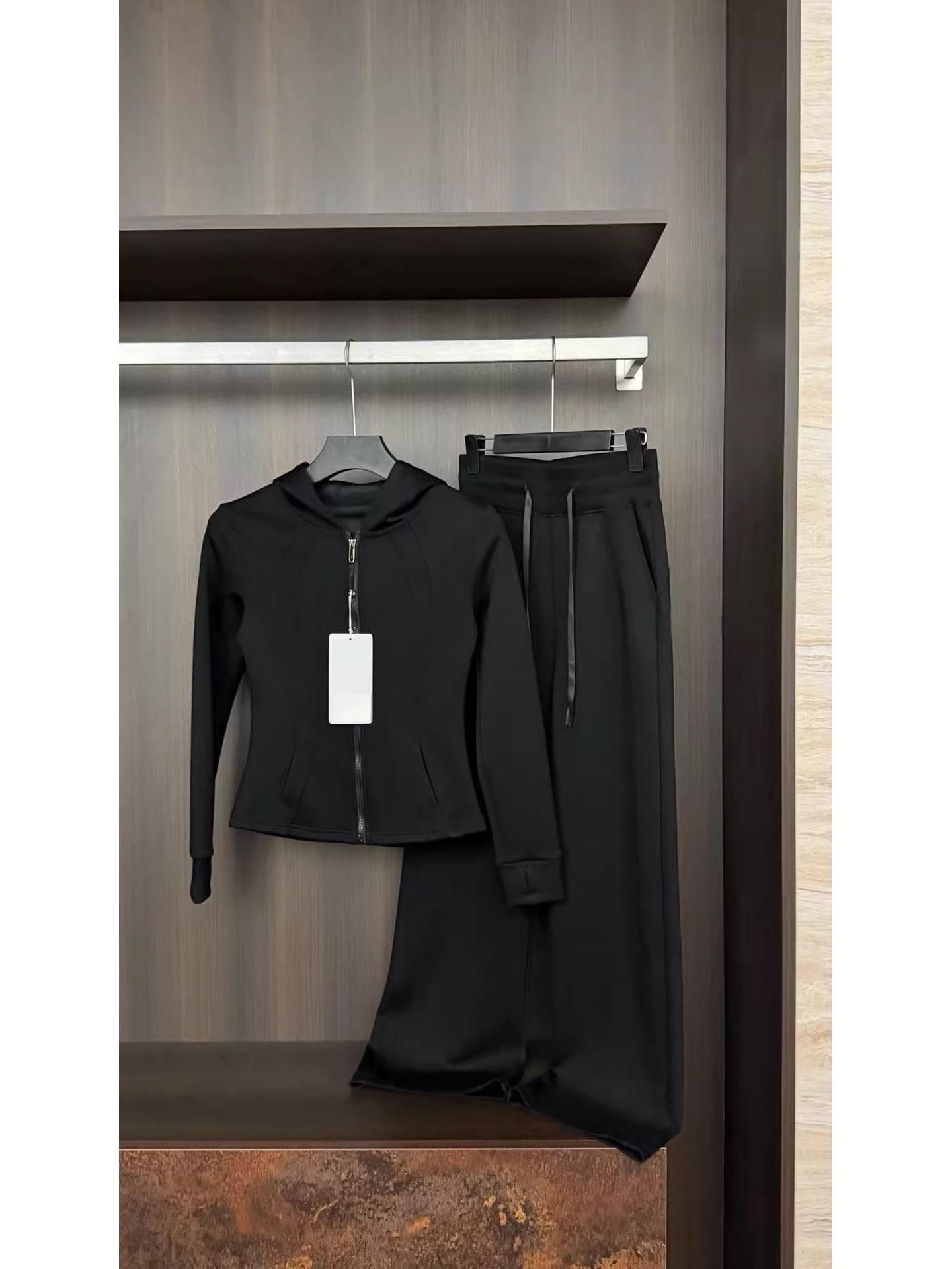 New Slim-Fit Waist-Cinch Hooded Yoga Jacket & High-Waist Body-Shaping Sweatpants Set. L (105-115 pounds)
New Slim-Fit Waist-Cinch Hooded Yoga Jacket & High-Waist Body-Shaping Sweatpants Set. L (105-115 pounds)
