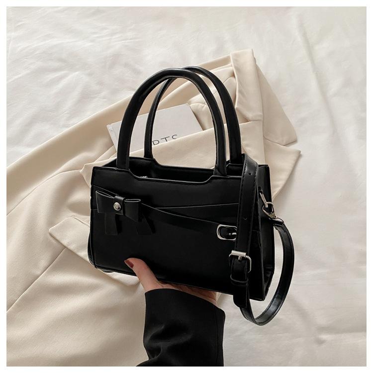 Ручная сумка-бант маленькая квадратная сумка лето новая нишевая простая модная нежная повседневная сумка на плечо чёрный
Ручная сумка-бант маленькая квадратная сумка лето новая нишевая простая модная нежная повседневная сумка на плечо чёрный