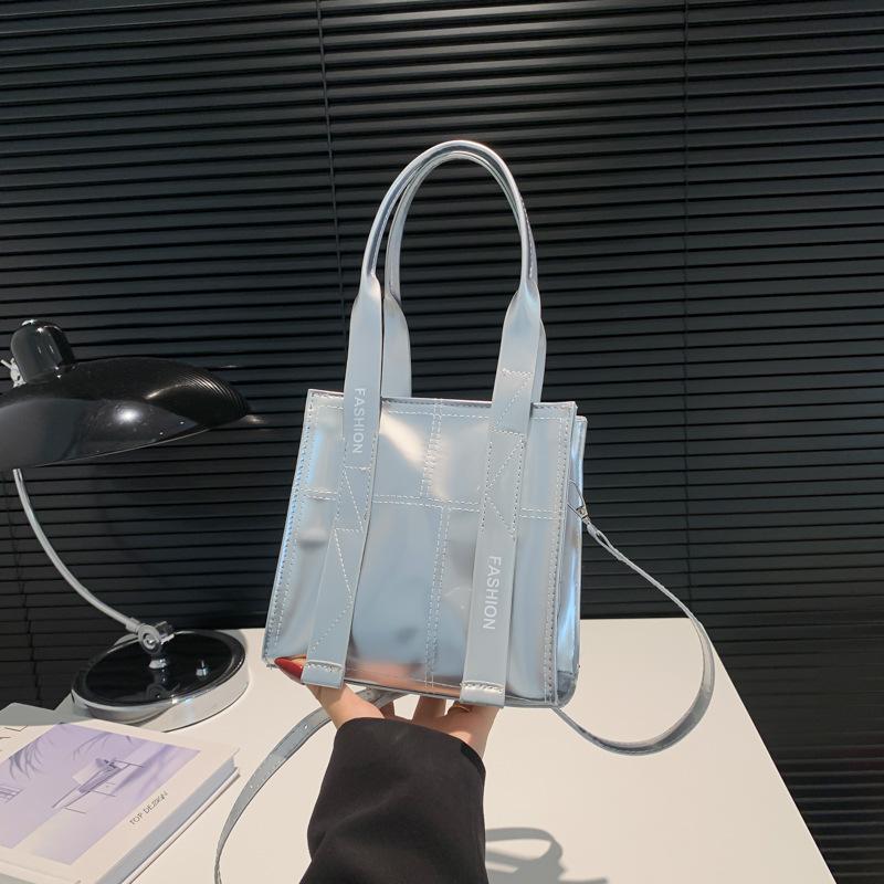 Глянцевая модная портативная сумка для поездок на работу 2024 года, новая летняя однотонная сумка-мессенджер большой вместимости, сумка через плечо, женская маленькая квадратная сумка
Глянцевая модная портативная сумка для поездок на работу 2024 года, новая летняя однотонная сумка-мессенджер большой вместимости, сумка через плечо, женская маленькая квадратная сумка