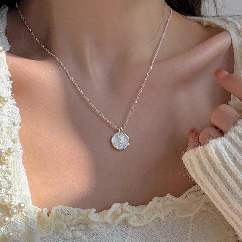 Exquisite High-End Rose Pendant Necklace for Women - Non-Fading, Versatile Clavicle Chain Silver rose pendant necklace
Exquisite High-End Rose Pendant Necklace for Women - Non-Fading, Versatile Clavicle Chain Silver rose pendant necklace