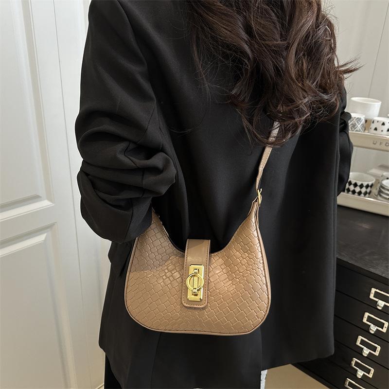 Solid color design straw pattern new spring and summer texture fashionable large capacity shoulder underarm crescent women s bag темно-коричневого кольору
Solid color design straw pattern new spring and summer texture fashionable large capacity shoulder underarm crescent women s bag темно-коричневого кольору
