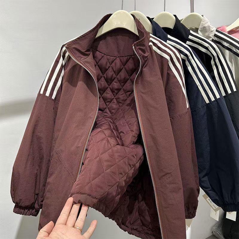 Женская повседневная ветровка с хлопковой подкладкой в корейском стиле: Осень/Зима, Воротник-стойка с тремя полосками, Универсальный и стройнящий. M (Recommended 80-100 jin)
Женская повседневная ветровка с хлопковой подкладкой в корейском стиле: Осень/Зима, Воротник-стойка с тремя полосками, Универсальный и стройнящий. M (Recommended 80-100 jin)