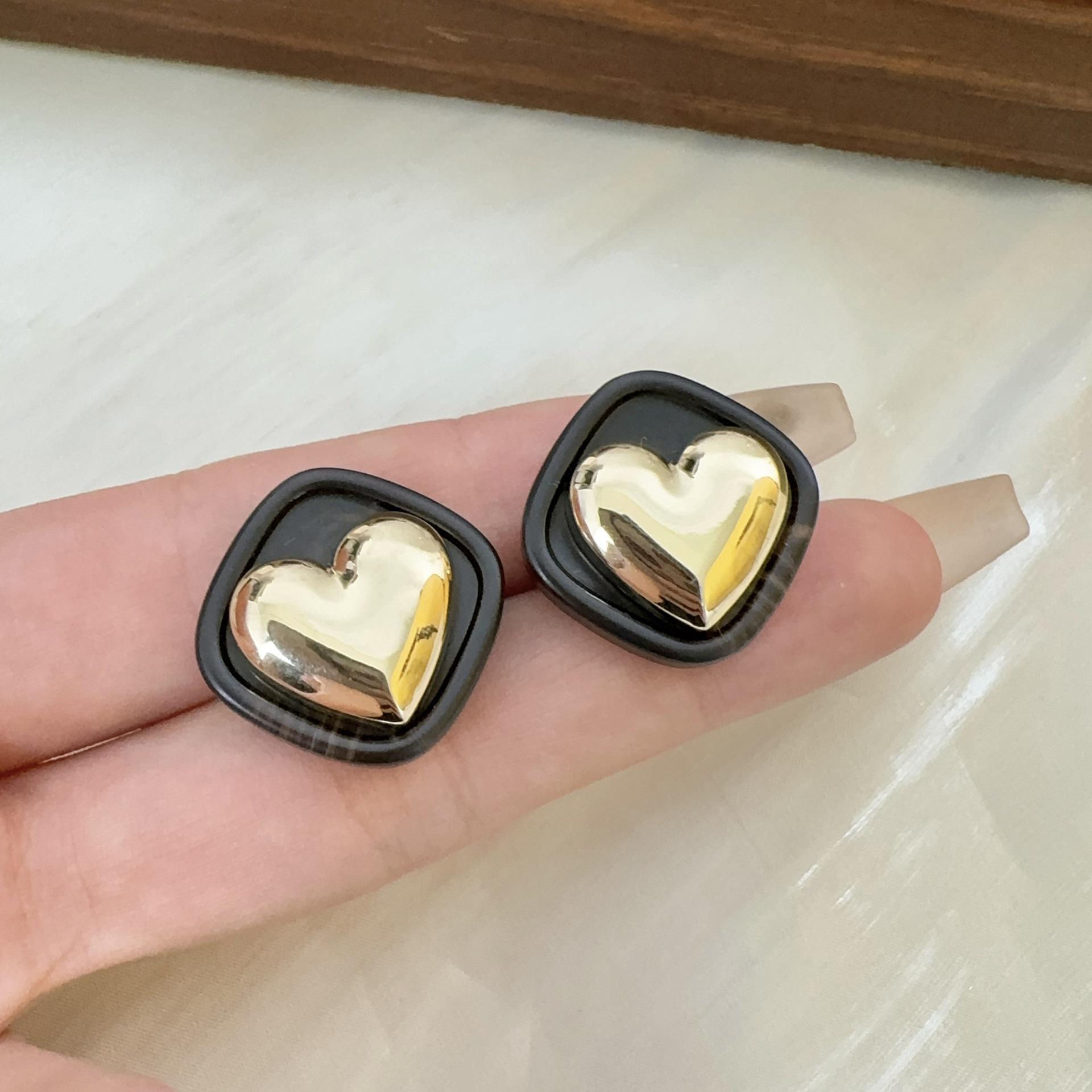 Elegant Heart Cube Resin Stud Earrings for Women - Stylish, Versatile, and Luxurious
Elegant Heart Cube Resin Stud Earrings for Women - Stylish, Versatile, and Luxurious