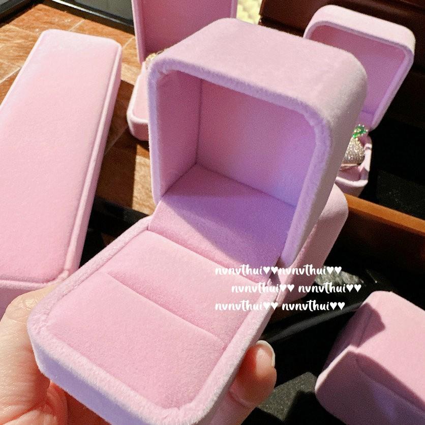 Hair Delivery, North Nose Pink Packaging Box, Velvet Jewelry Box, Storage Ring, Necklace, Earrings, Jewelry Set Box, Gift Giving.
Hair Delivery, North Nose Pink Packaging Box, Velvet Jewelry Box, Storage Ring, Necklace, Earrings, Jewelry Set Box, Gift Giving.