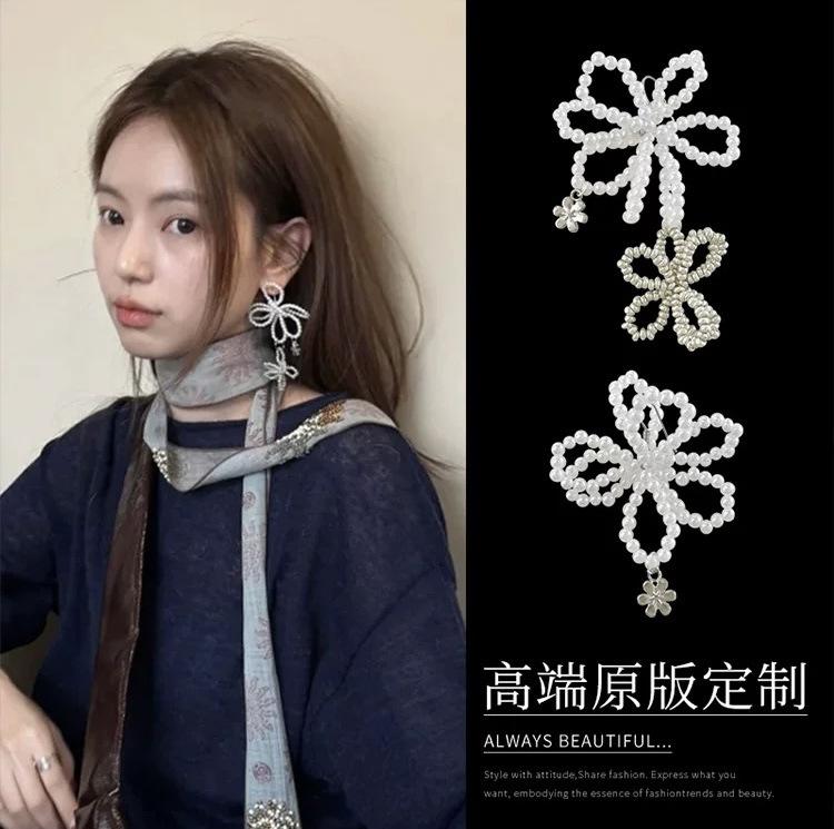 Irregular three-dimensional flower crystal earrings fashionable and versatile high-end ear hooks niche temperament light luxury earrings
Irregular three-dimensional flower crystal earrings fashionable and versatile high-end ear hooks niche temperament light luxury earrings