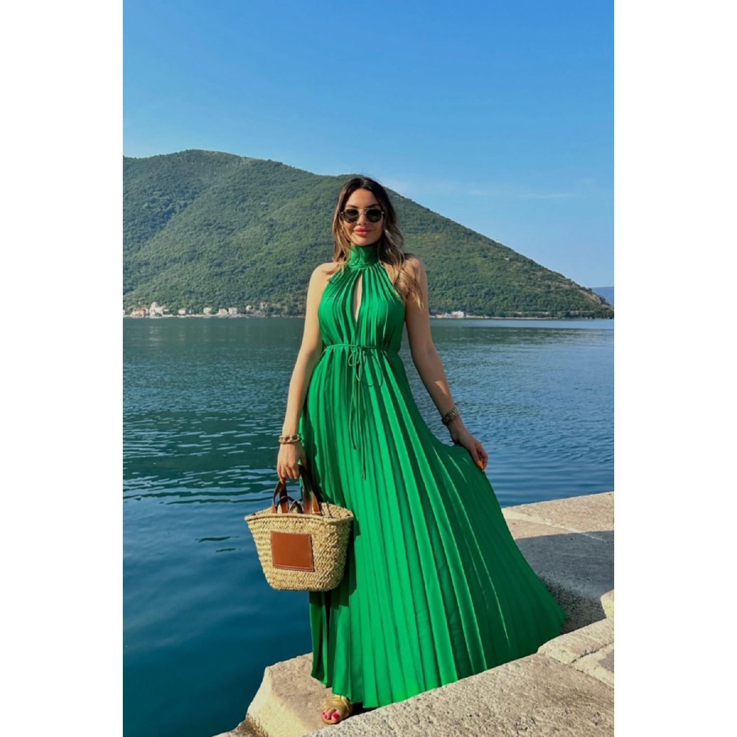 Зелёное платье Черногории с открытой спиной
Зелёное платье Черногории с открытой спиной