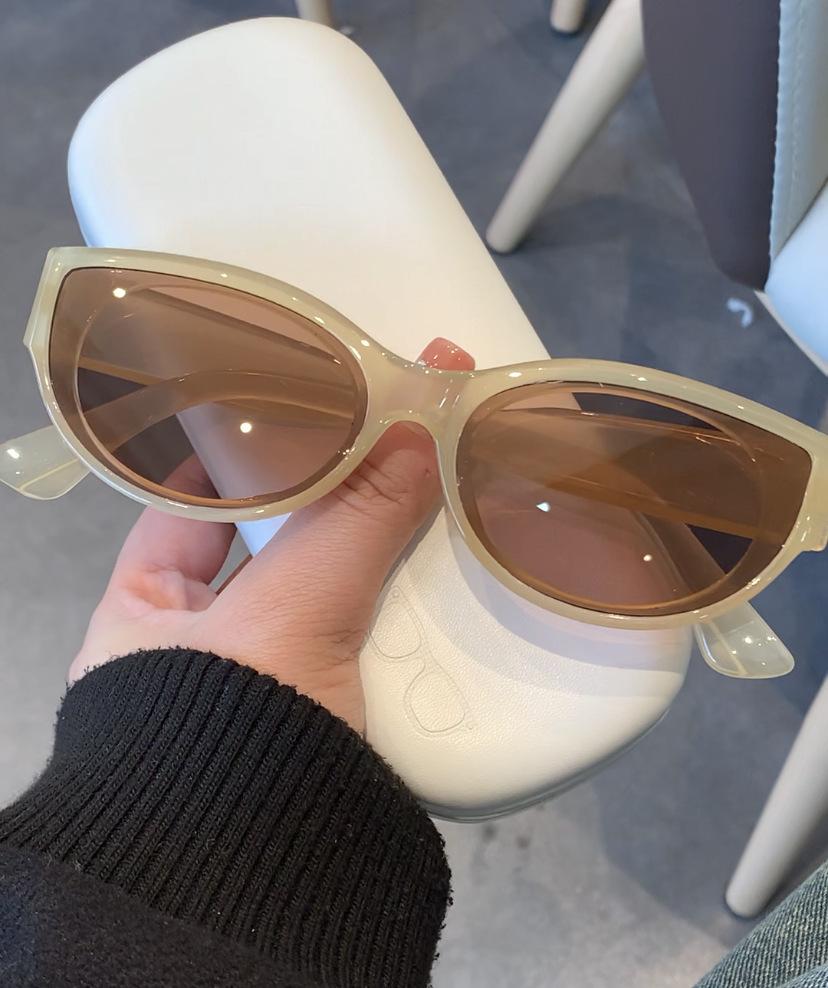 Chic Cat-Eye Sunglasses: Elegant, Flattering & Trendy
Chic Cat-Eye Sunglasses: Elegant, Flattering & Trendy