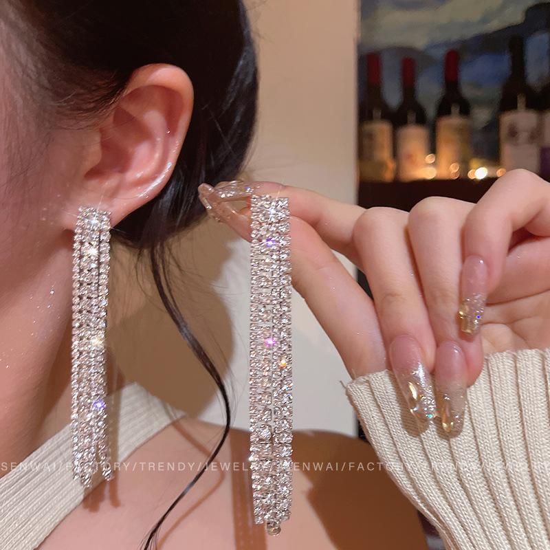 Zircon full diamond long fringed earrings femininity stud earrings fashion versatile earrings
Zircon full diamond long fringed earrings femininity stud earrings fashion versatile earrings