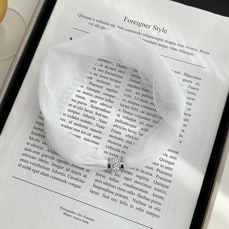 Lace Bib Female Summer Magnet Buckle Simple Pearl Pendant Neck Scarf Mesh Breathable Literary Decoration Silk Scarf
Lace Bib Female Summer Magnet Buckle Simple Pearl Pendant Neck Scarf Mesh Breathable Literary Decoration Silk Scarf
