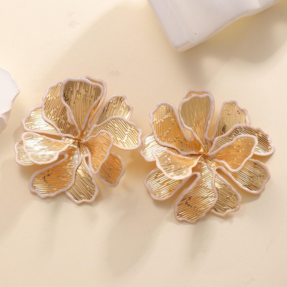 Exaggerated Temperament, Pleated Three-dimensional Strokes, Dripping Oil Flower Earrings, Fashionable and Luxurious Earrings білий
Exaggerated Temperament, Pleated Three-dimensional Strokes, Dripping Oil Flower Earrings, Fashionable and Luxurious Earrings білий