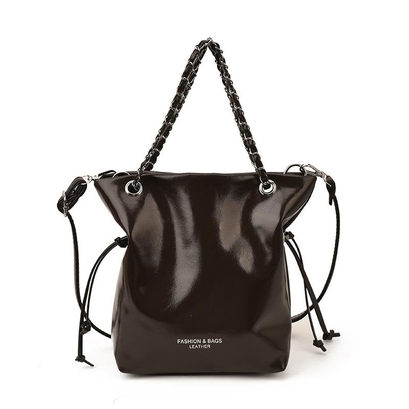 Simple texture chain bucket bag women s new niche trendy messenger bag fashionable commuter armpit bag
Simple texture chain bucket bag women s new niche trendy messenger bag fashionable commuter armpit bag