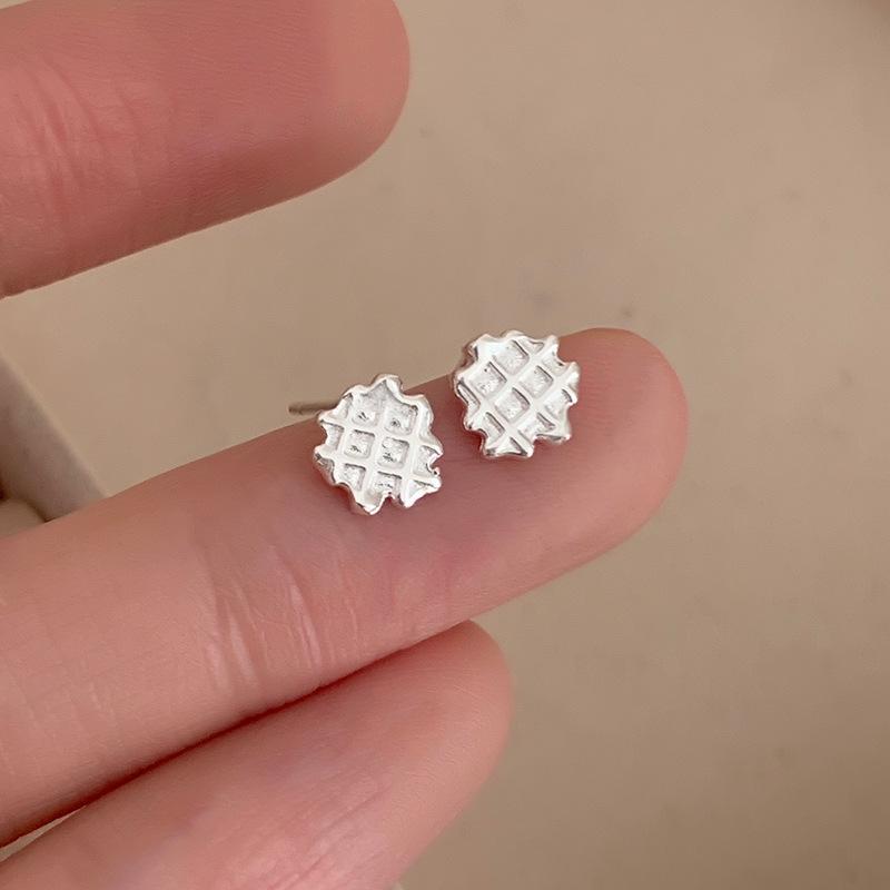 925 Sterling Silver Jewelry Simple Cute Waffle Donut Heart Stud Earrings for Women Wedding Party Jewelry For Girls Friend Gift
925 Sterling Silver Jewelry Simple Cute Waffle Donut Heart Stud Earrings for Women Wedding Party Jewelry For Girls Friend Gift