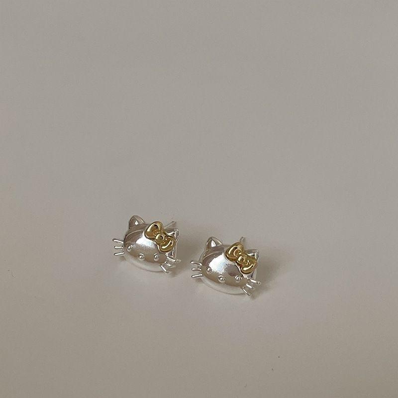 Серьги-гвоздики в виде котенка, покрытые аэрозольной краской в форме бантика, милые универсальные, нишевые, простые модные серьги для женщин
Серьги-гвоздики в виде котенка, покрытые аэрозольной краской в форме бантика, милые универсальные, нишевые, простые модные серьги для женщин