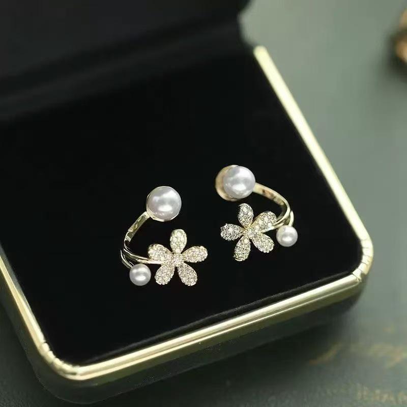 Elegant Five-Petal Pearl Gold Stud Earrings - Stylish Floral Design for Women
Elegant Five-Petal Pearl Gold Stud Earrings - Stylish Floral Design for Women