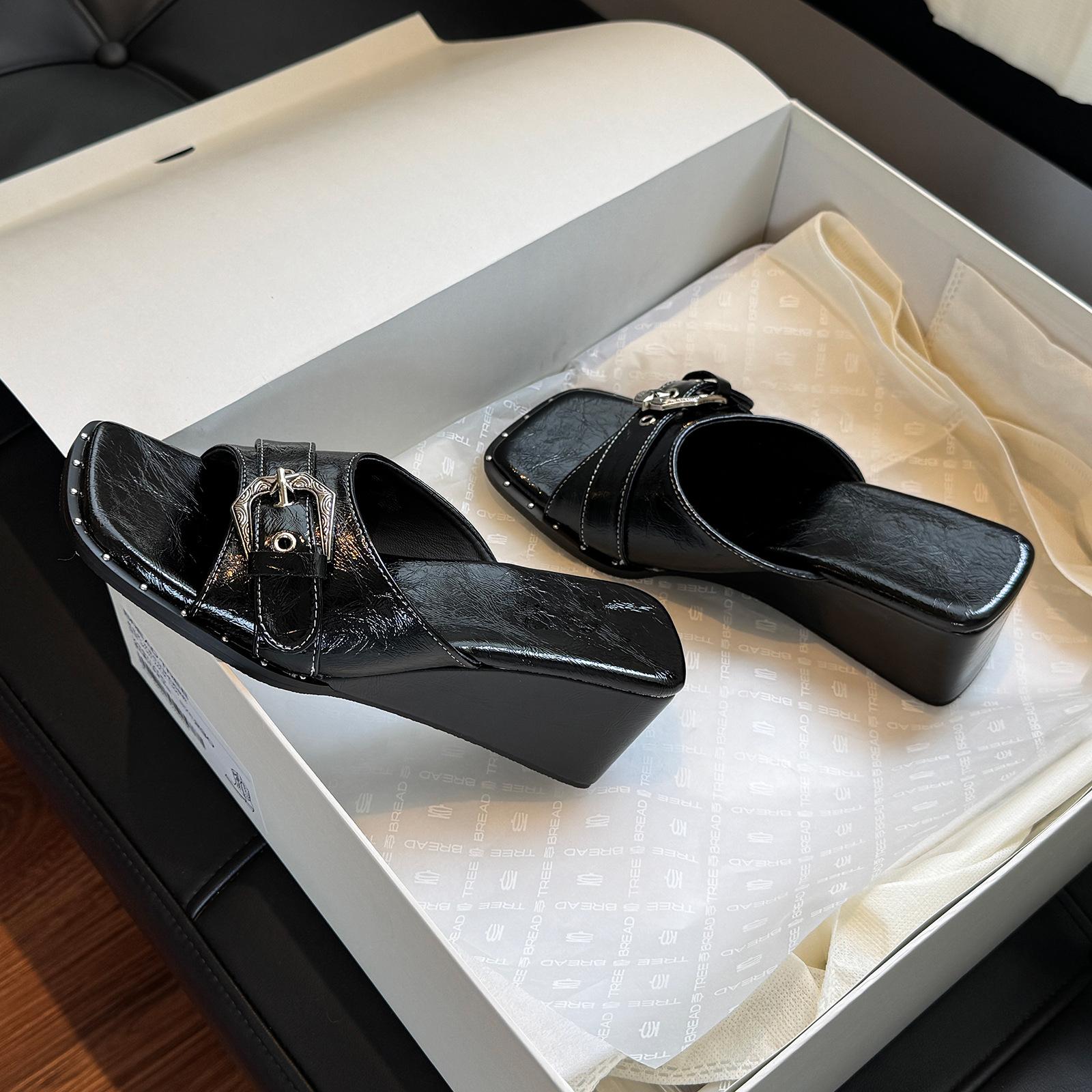 French wedge heel thick bottom one-word slippers women s summer wear 2025 new square head rivets black leather sandals increase height 40 чёрный
French wedge heel thick bottom one-word slippers women s summer wear 2025 new square head rivets black leather sandals increase height 40 чёрный