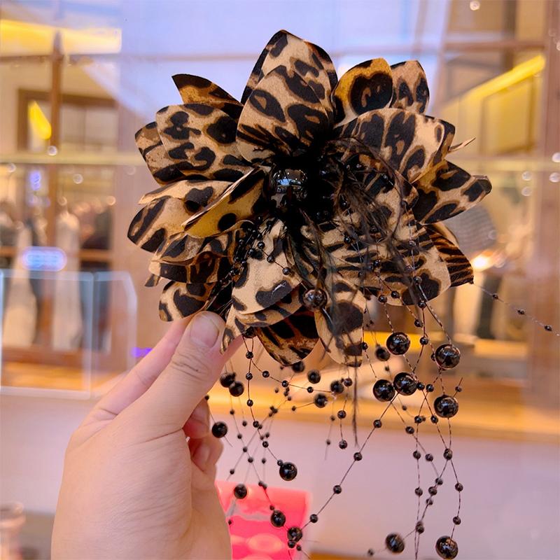 Retro Beaded Tassel Leopard Print Hair Clip Women Headwear Shark Clips Ornaments
Retro Beaded Tassel Leopard Print Hair Clip Women Headwear Shark Clips Ornaments