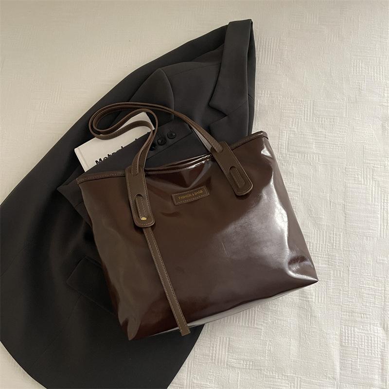 Large capacity bag women s winter tide 2025 new simple shoulder bag premium texture commuter tote bag
Large capacity bag women s winter tide 2025 new simple shoulder bag premium texture commuter tote bag