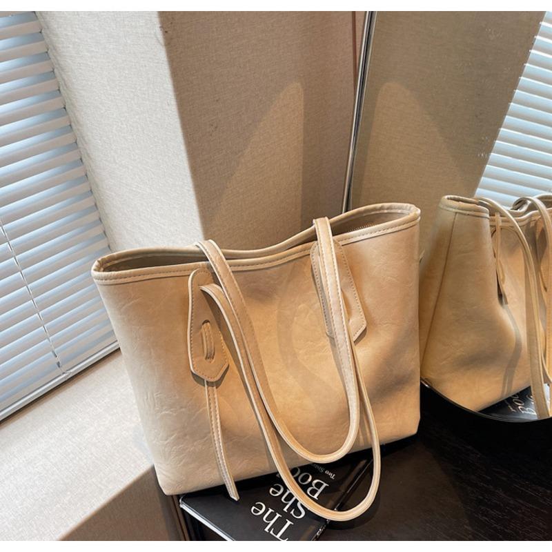 Large-capacity bag women s autumn and winter new versatile retro shoulder bag premium texture commuter tote bag
Large-capacity bag women s autumn and winter new versatile retro shoulder bag premium texture commuter tote bag